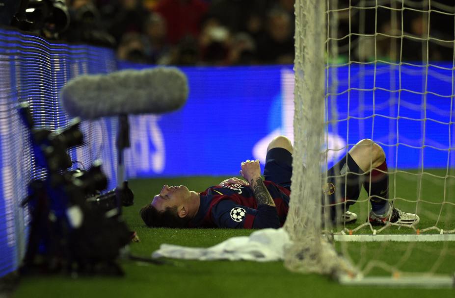 Lione Messi stremato dopo l&#39;ennesima sgroppata, cerca di recuperare appena fuori dal campo (AFP)